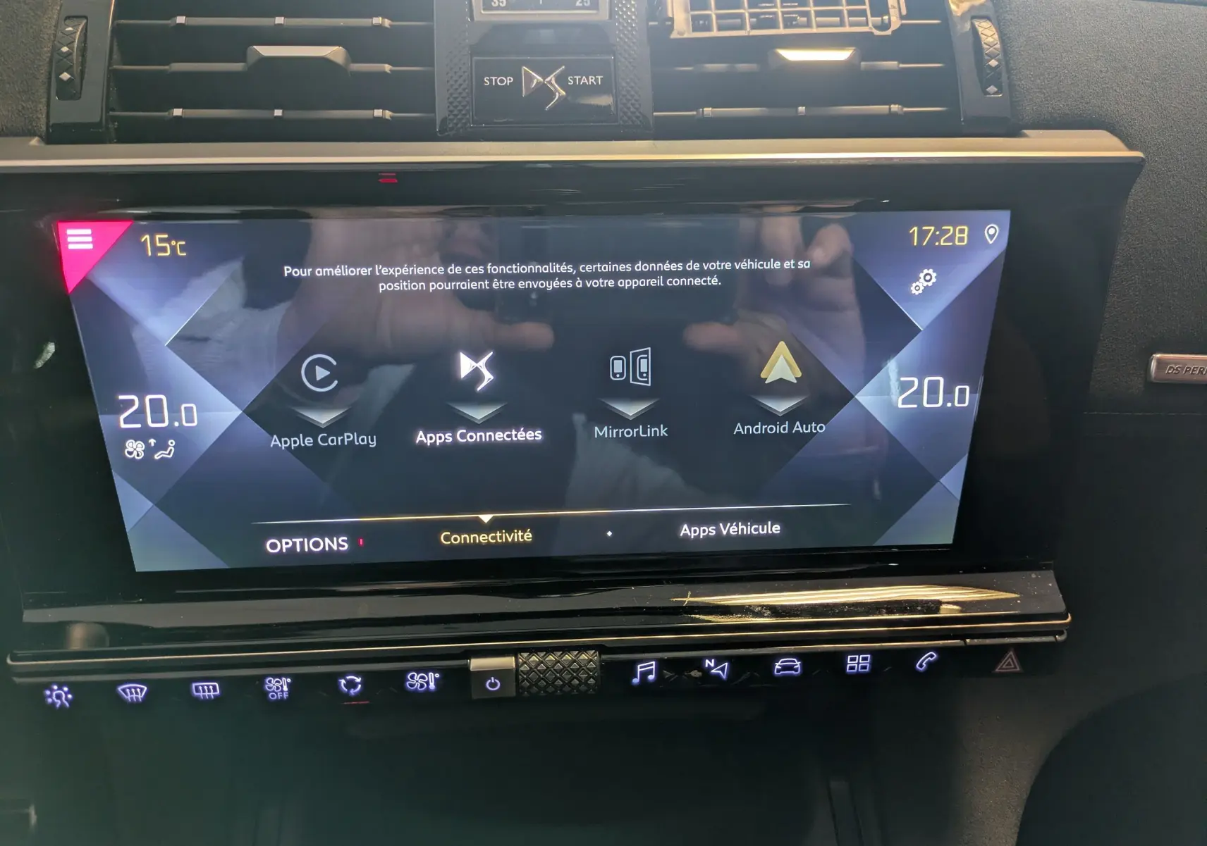 Écran tactile central du DS7 1.5 HDI 130 Performance Line 2019, affichant les options connectées et la climatisation.