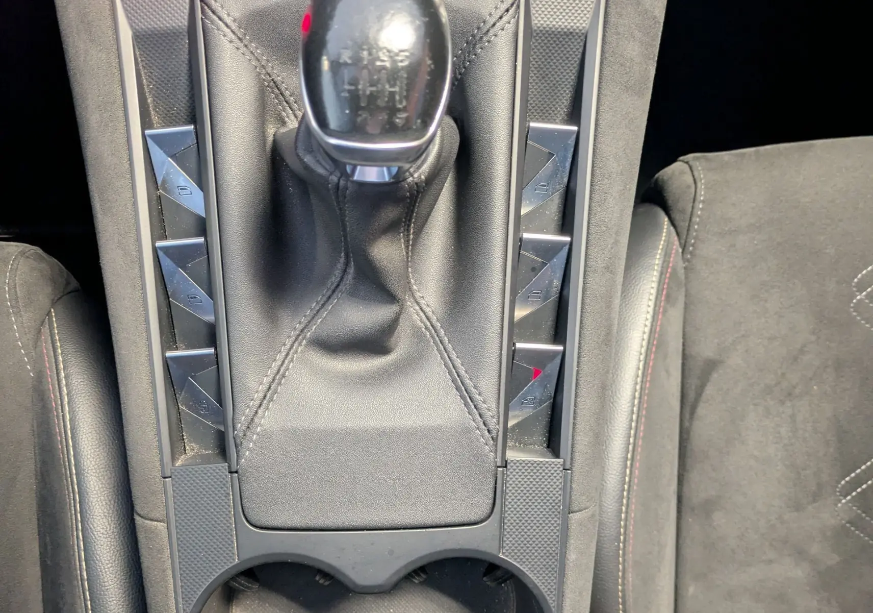 Vue plongeante sur la console centrale du DS7 1.5 HDI 130 Performance Line, levier de vitesse manuel et boutons mode Sport/Eco.