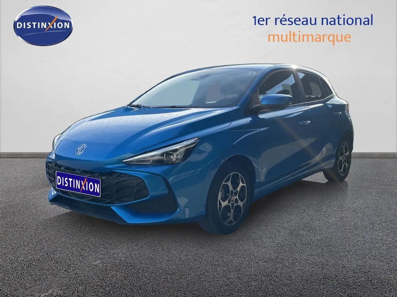 MG3 1.5L Hybrid+ 195ch Comfort en bleu Como, vue 3/4 avant droit avec jantes alliage distinctives.