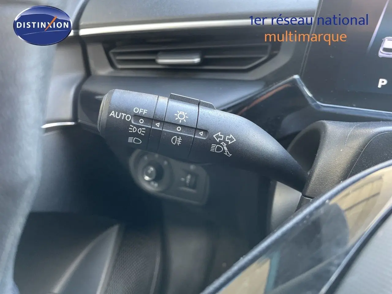 Gros plan sur la commande des feux et clignotants du MG3 2024 en couleur Como Blue Metal, intérieur noir.