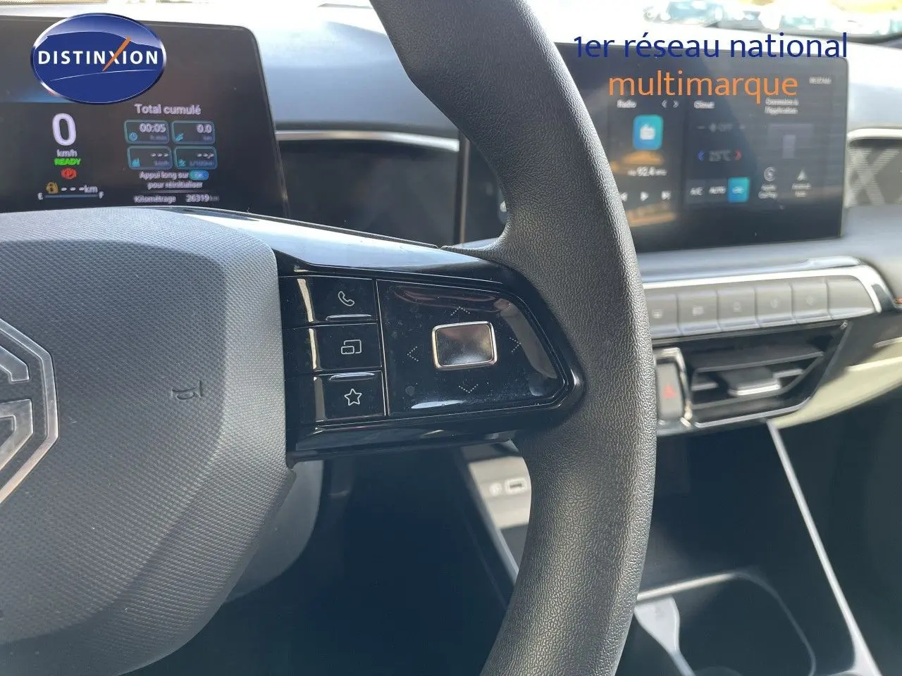 Vue intérieure centrée sur le volant côté gauche et le tableau de bord numérique du MG3 1.5L Hybrid+ 2024.