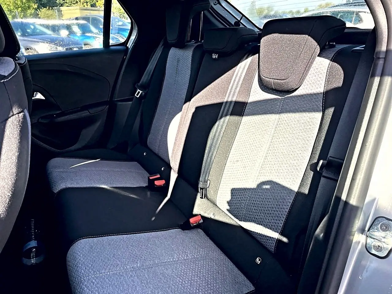 Vue intérieure côté droit des sièges arrière en tissu noir et gris clair de l’Opel Corsa 2025.