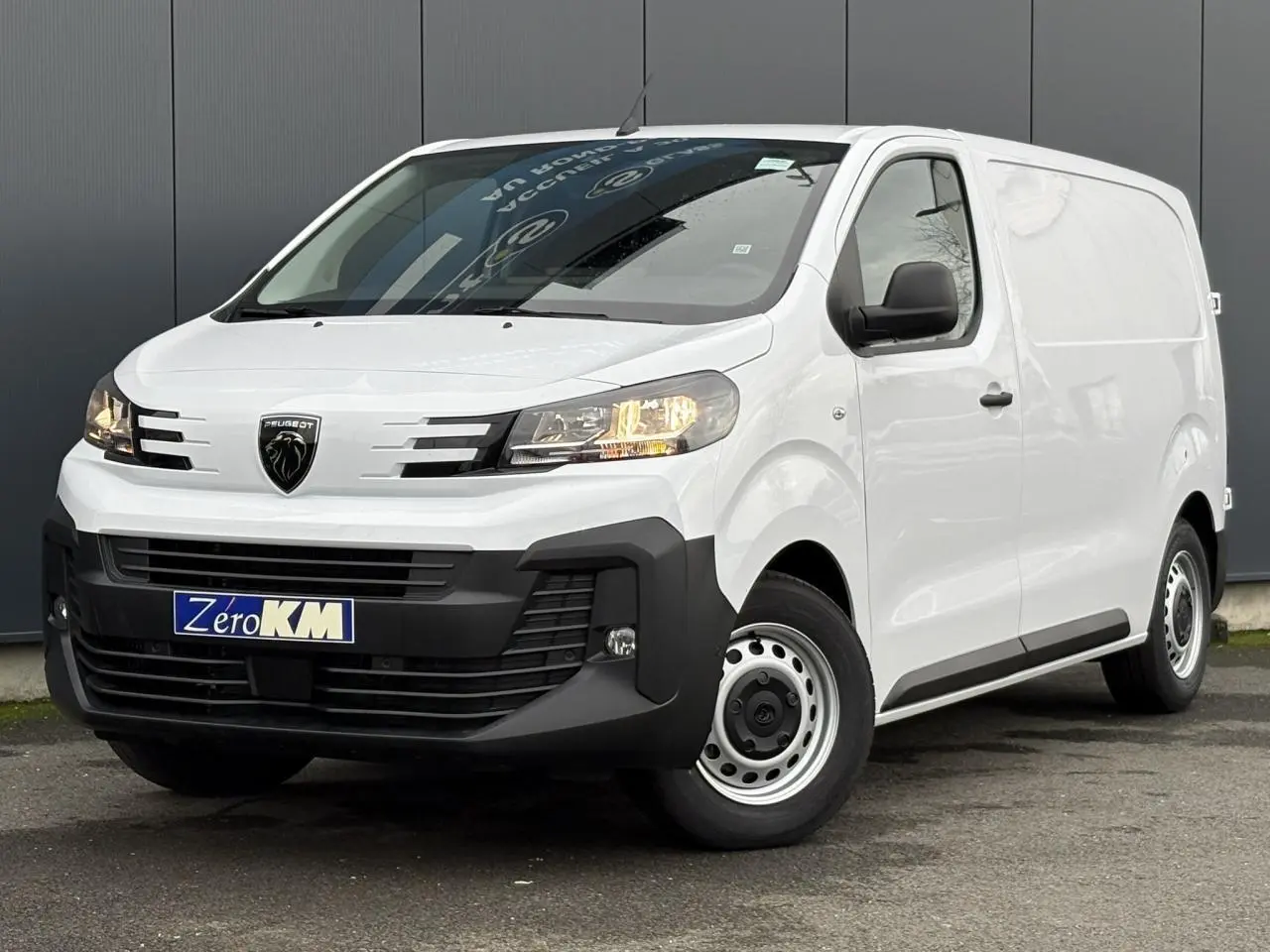 Peugeot Expert Fourgon blanc Icy en 3/4 avant droit, avec pare-chocs noir et jantes tôles grises.