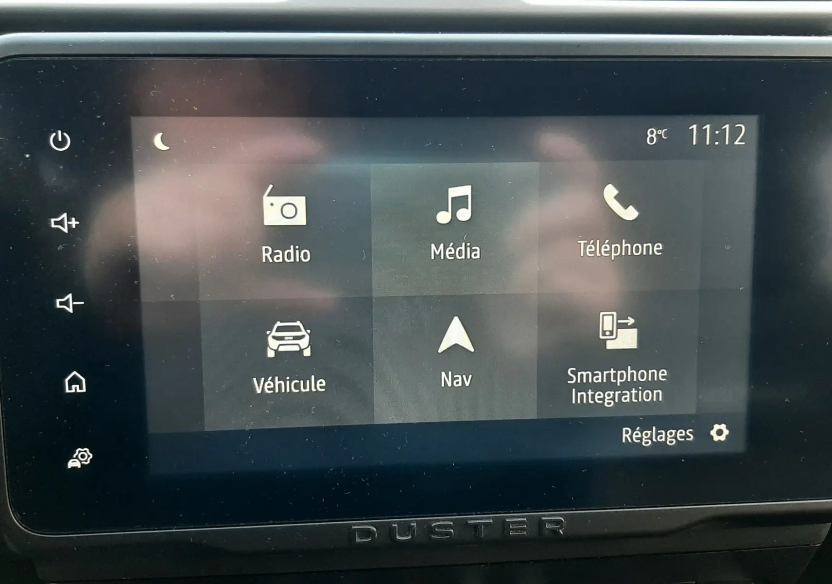 Écran tactile central du Dacia Duster 2023 affichant les options Radio, Média, Téléphone, Véhicule, Navigation et Smartphone Integration.