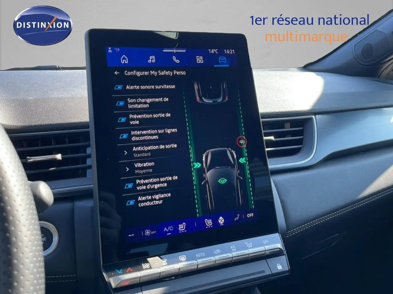 Vue intérieure centrée sur l'écran tactile vertical du tableau de bord du Renault Symbioz noir, affichant les réglages de sécurité.