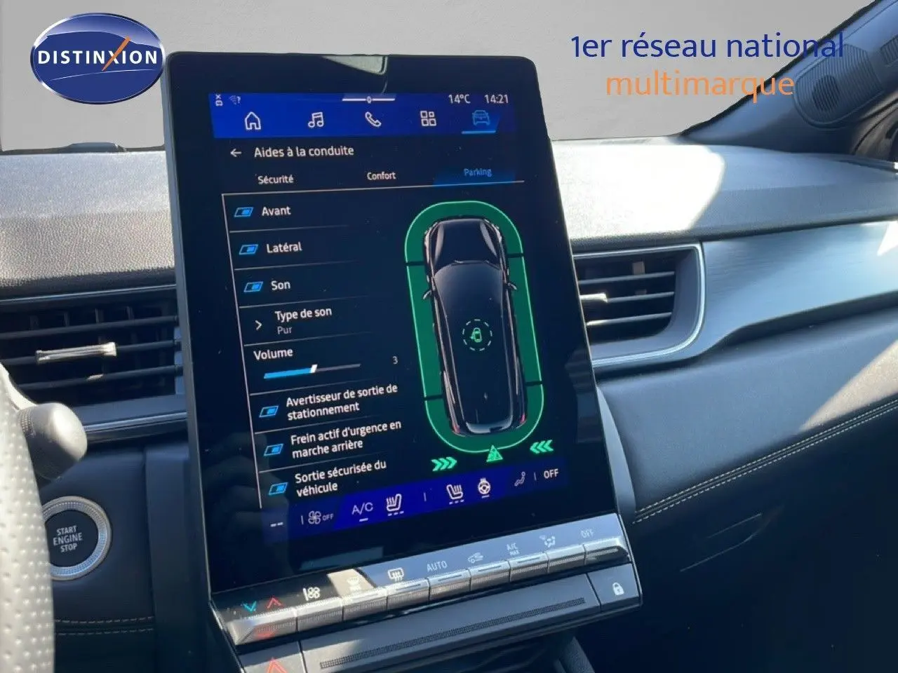 Vue intérieure du tableau de bord du Renault Symbioz 2025 avec écran tactile affichant les aides à la conduite.