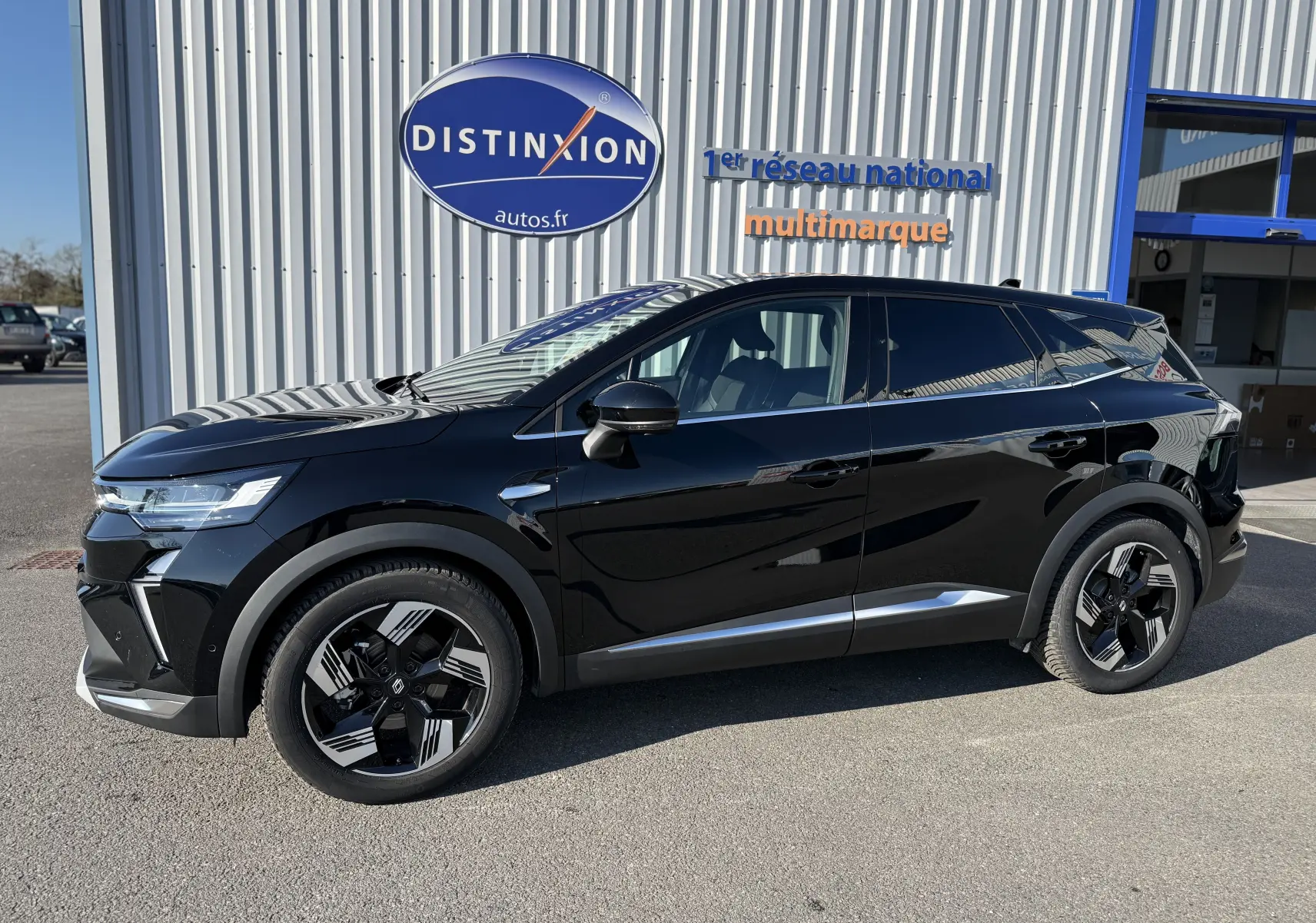 Renault Symbioz noir étoile métal en vue profil droit, soulignant ses jantes modernes et son design élégant SUV hybride.