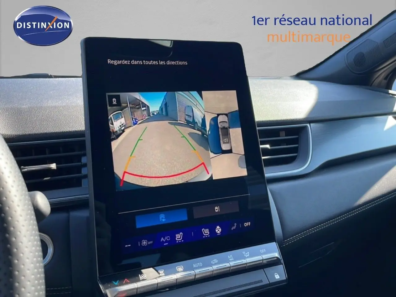 Vue intérieure du tableau de bord de la Renault Symbioz noire, écran tactile affichant la caméra de recul avec vue à 360°.