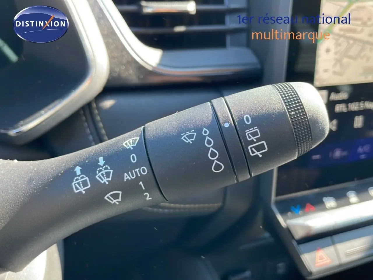 Gros plan sur la commande d’essuie-glace intérieur noir du Renault Symbioz 2025, avec tableau de bord en arrière-plan.