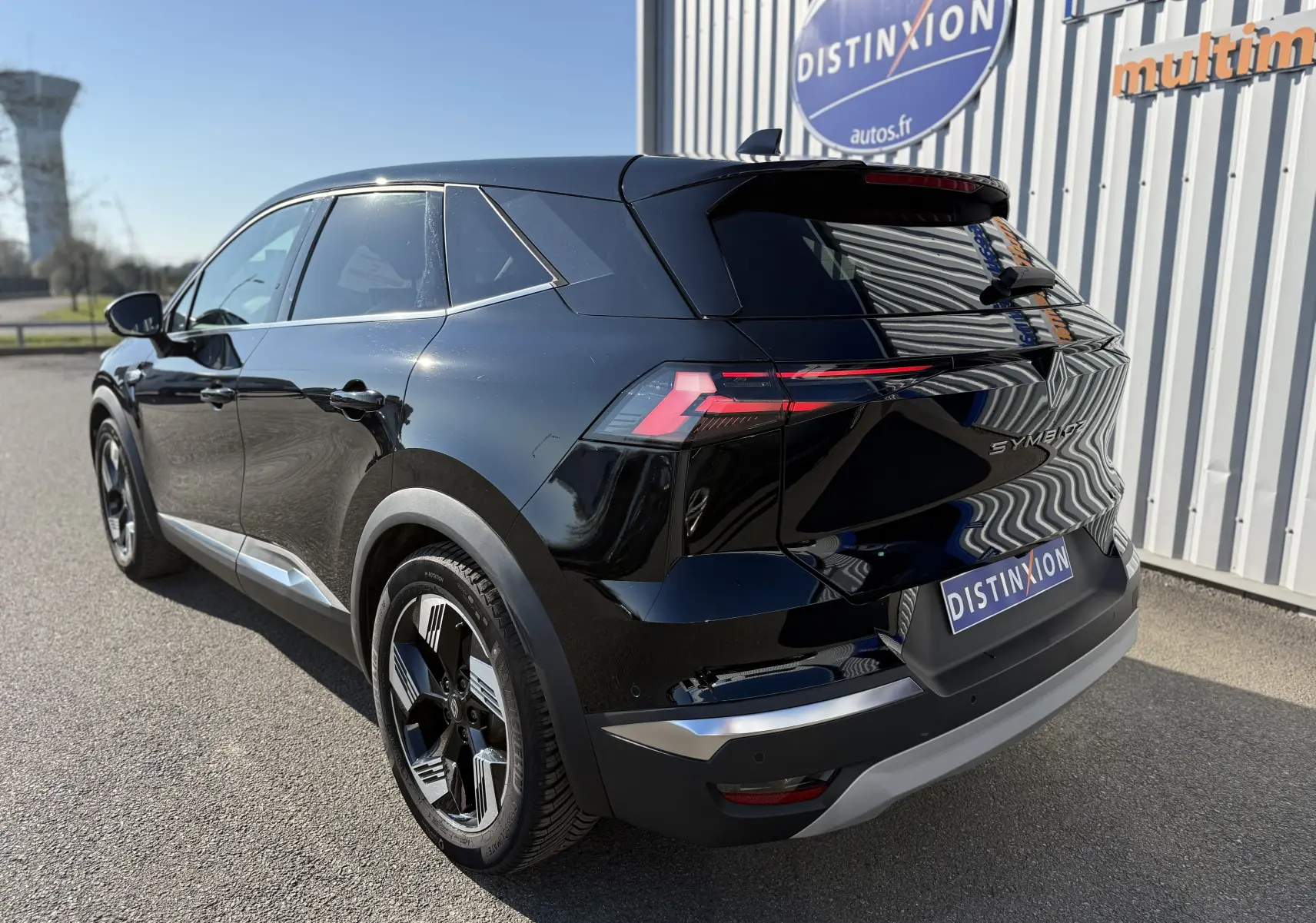 Vue 3/4 arrière droite du Renault Symbioz noir étoile métal avec feux LED et jantes biton modernes.