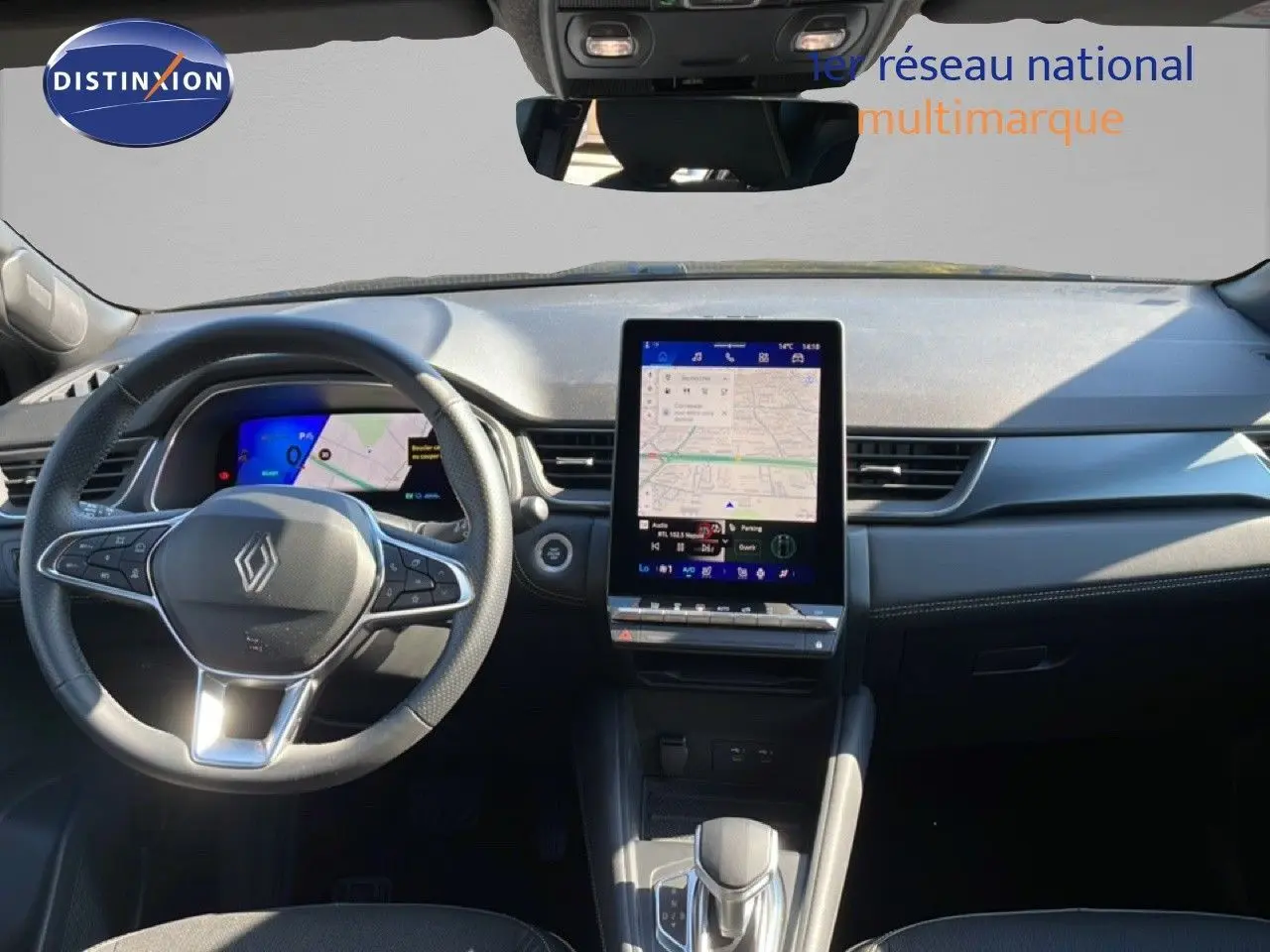 Vue intérieure avant du tableau de bord de la Renault Symbioz noire, avec écran tactile vertical et volant multifonction.