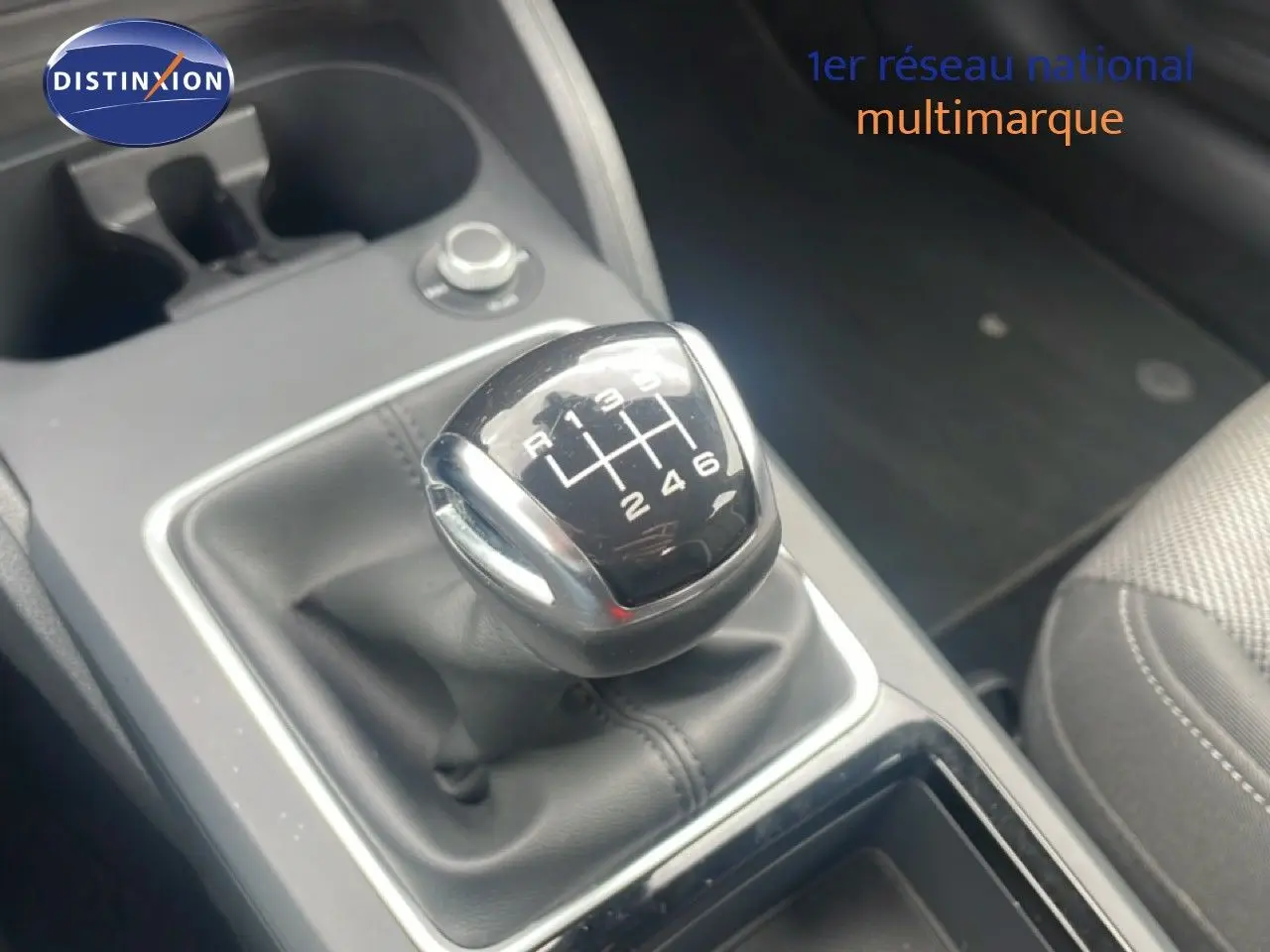 Gros plan sur le levier de vitesses manuel noir et chrome de l'Audi Q2 30 TDI S-Line, intérieur tissu gris.