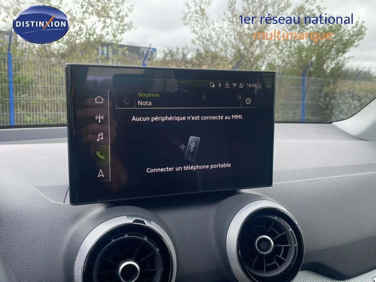 Écran tactile central du tableau de bord de l'Audi Q2 30 TDI S-Line 2025, avec commandes d'air circulaires visibles.