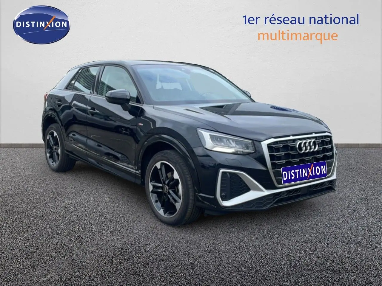 Audi Q2 30 TDI S-Line noir mito metal en 3/4 avant droit, avec jantes noires et détails chromés sur le bouclier.