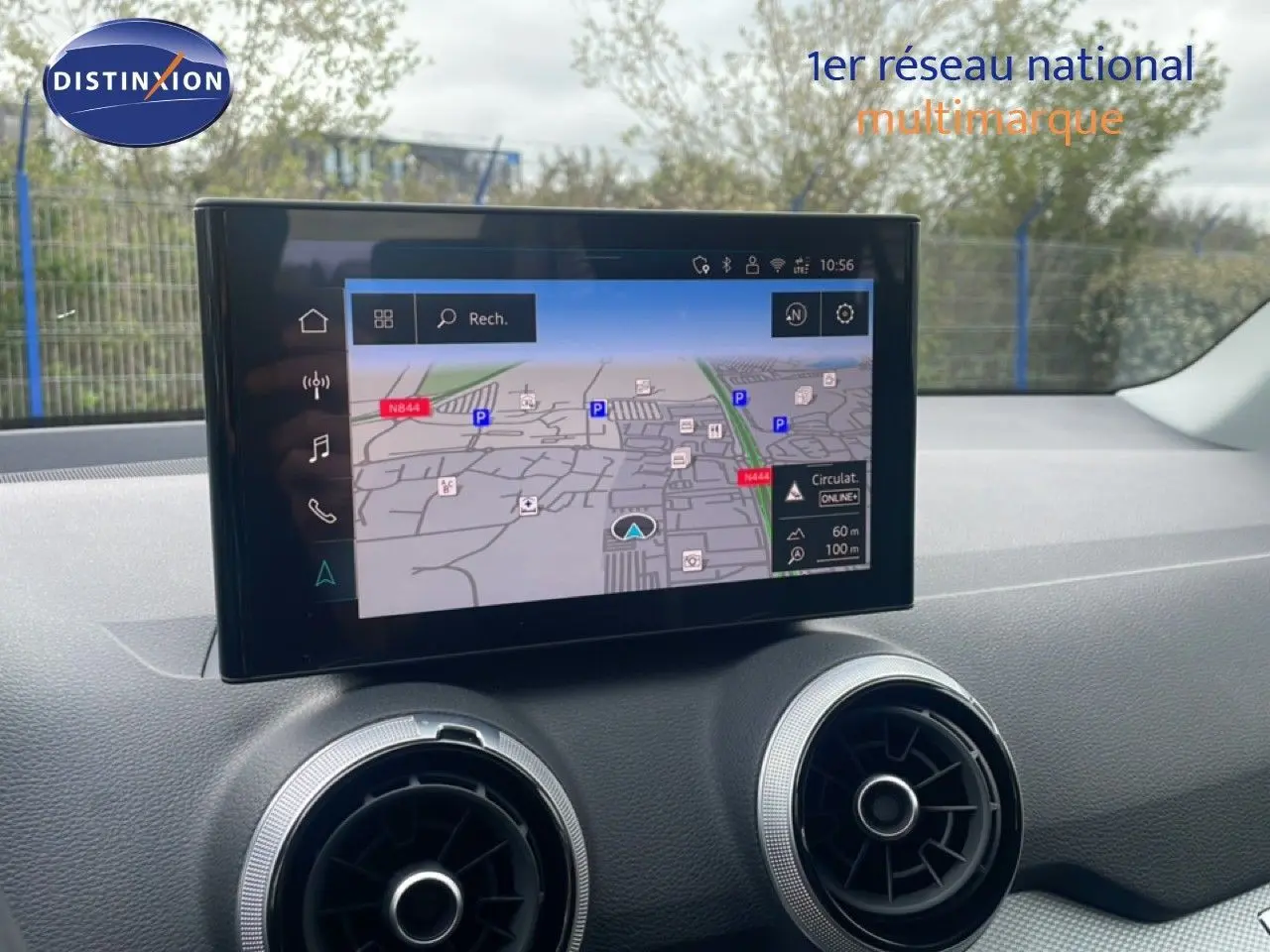 Vue intérieure du tableau de bord de l’Audi Q2 30 TDI S-Line 2025, écran tactile affichant la navigation GPS.