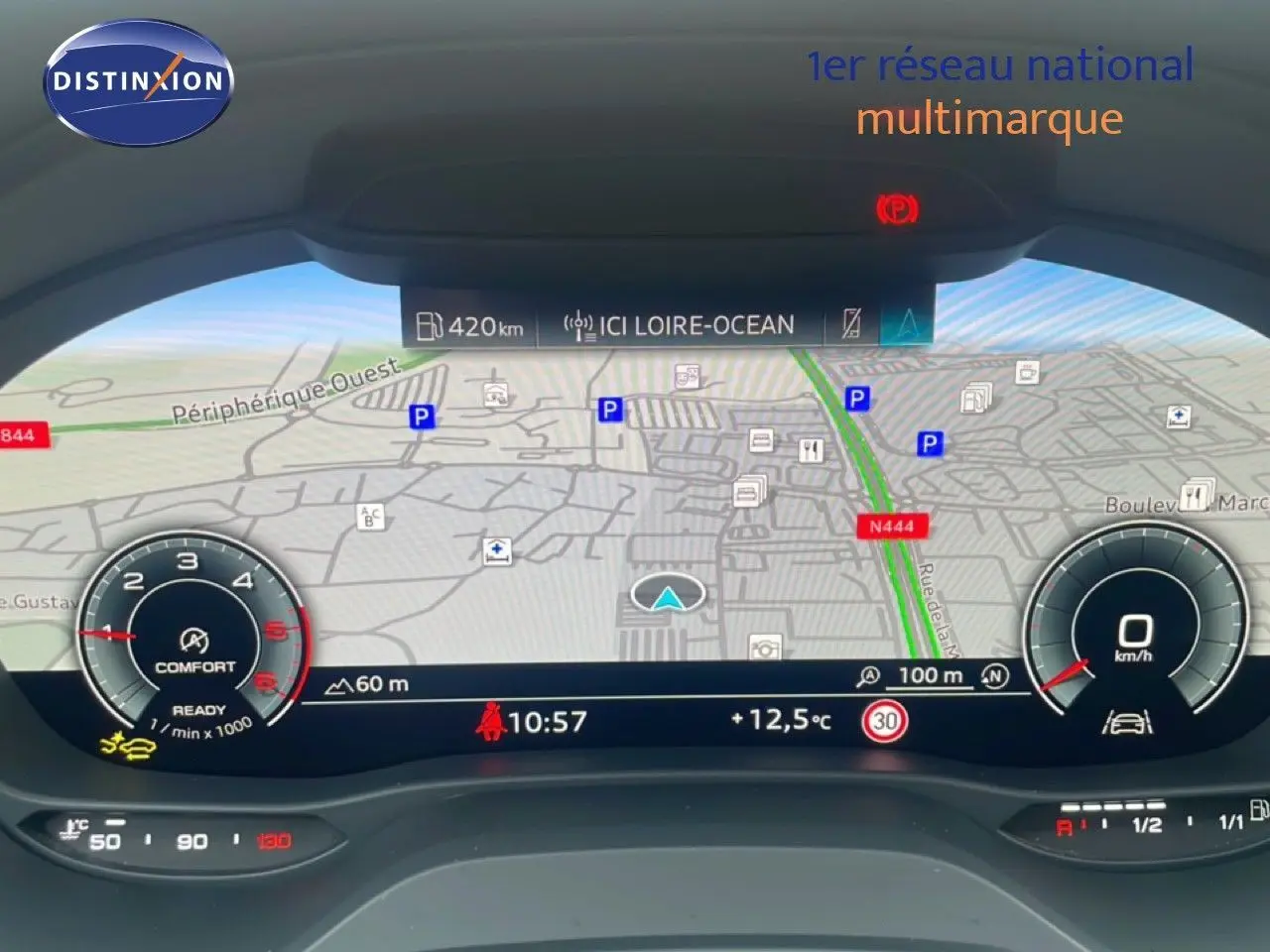 Tableau de bord numérique de l'Audi Q2 noir mito metal, affichant la navigation et les compteurs à 10:57.
