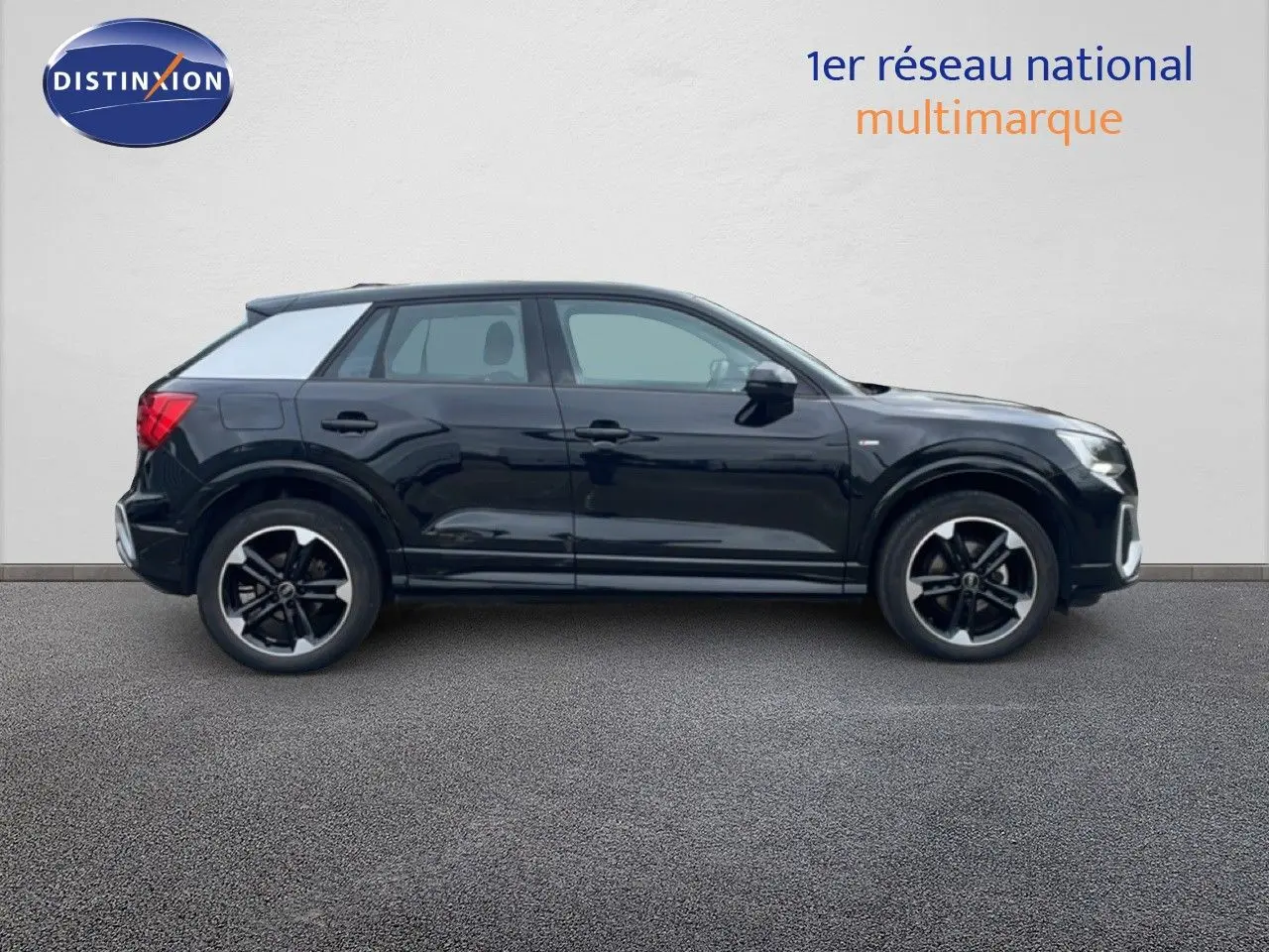 Audi Q2 30 TDI S-Line noir mito metal vu de profil côté gauche, avec jantes noires et toit contrasté blanc.
