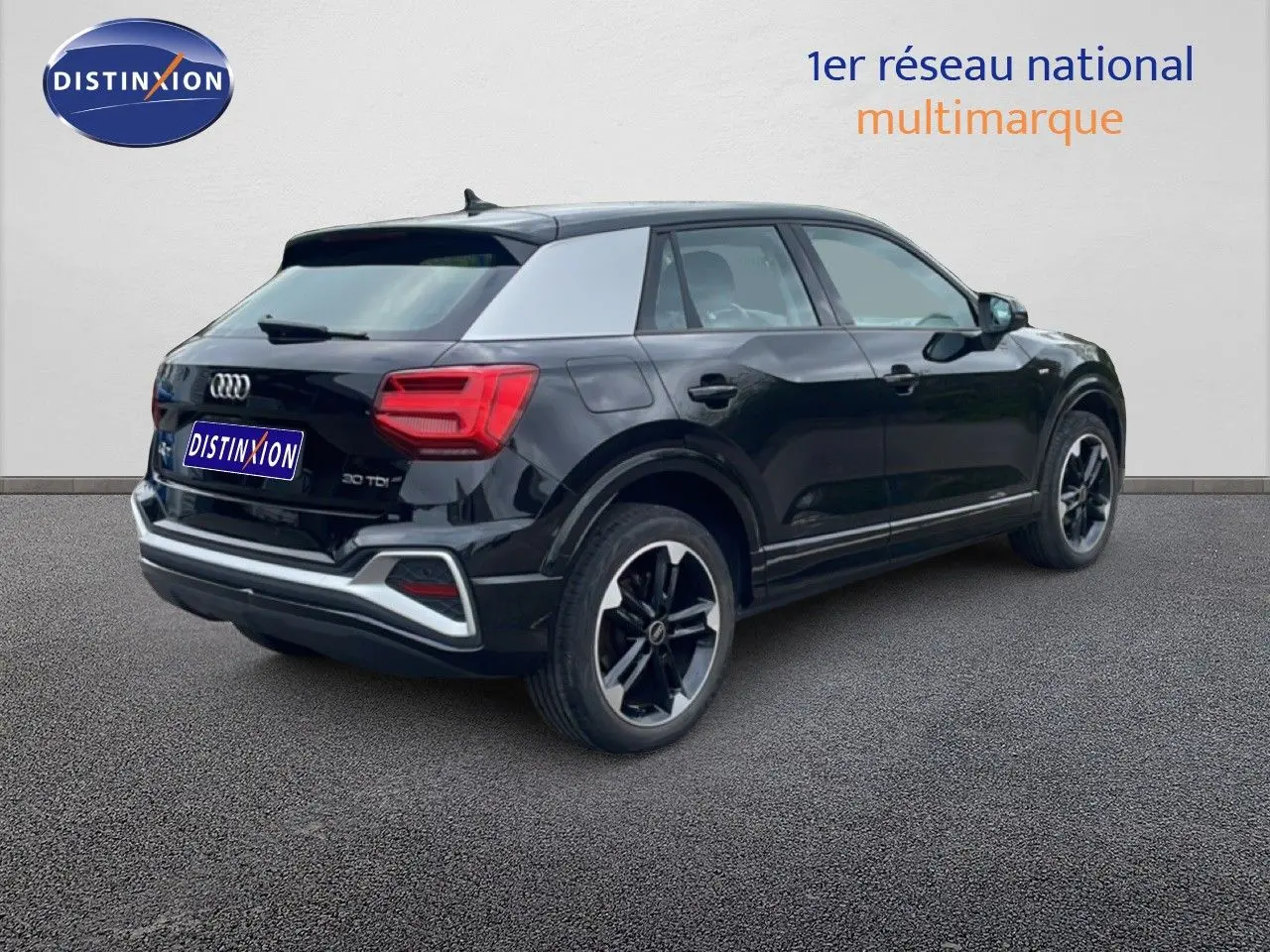 Audi Q2 30 TDI S-Line noir mito metal vue 3/4 arrière droit avec jantes noires et toit argenté.