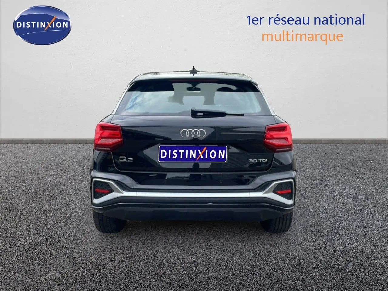 Vue arrière d'un Audi Q2 30 TDI S-Line noir mito metal avec feux rouges et détails chromés sur pare-chocs.
