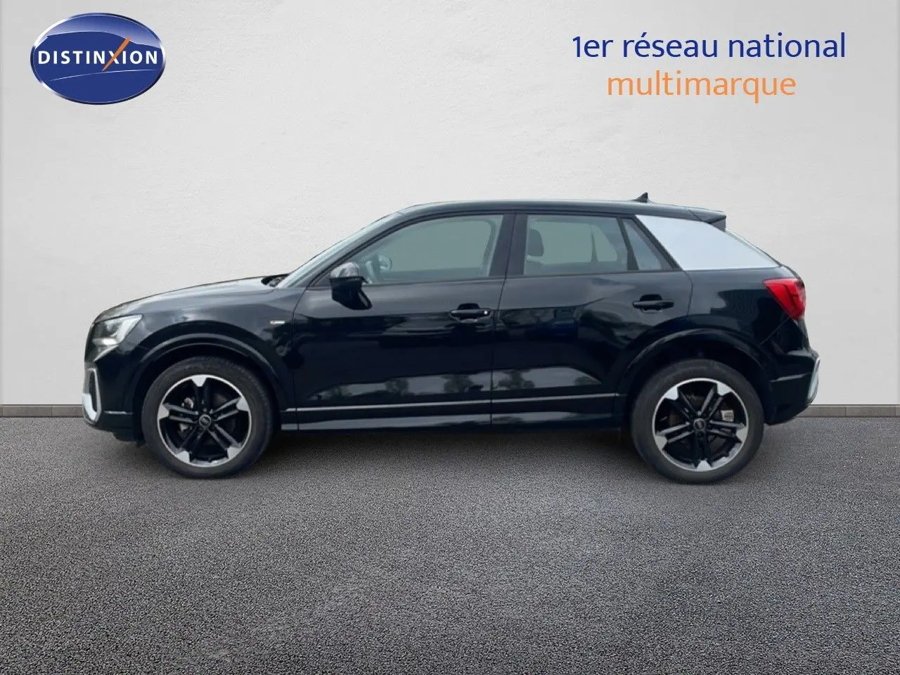 Audi Q2 30 TDI S-Line noir mito metal vue de profil côté gauche, avec jantes alliage noires et toit contrasté blanc.