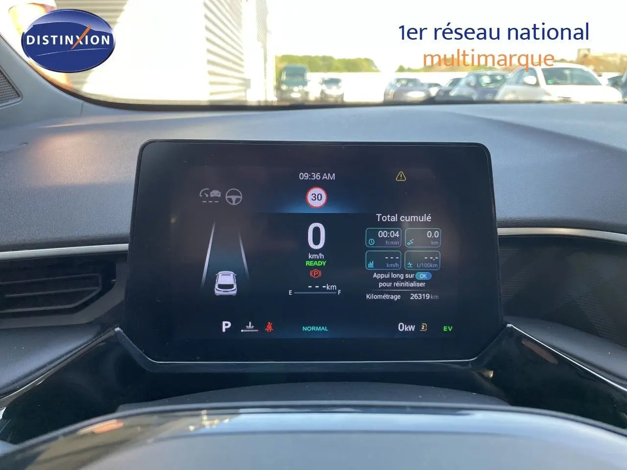 Vue intérieure du tableau de bord numérique du MG3 1.5L HYBRID+ 195CH COMFORT, affichage des informations de conduite.