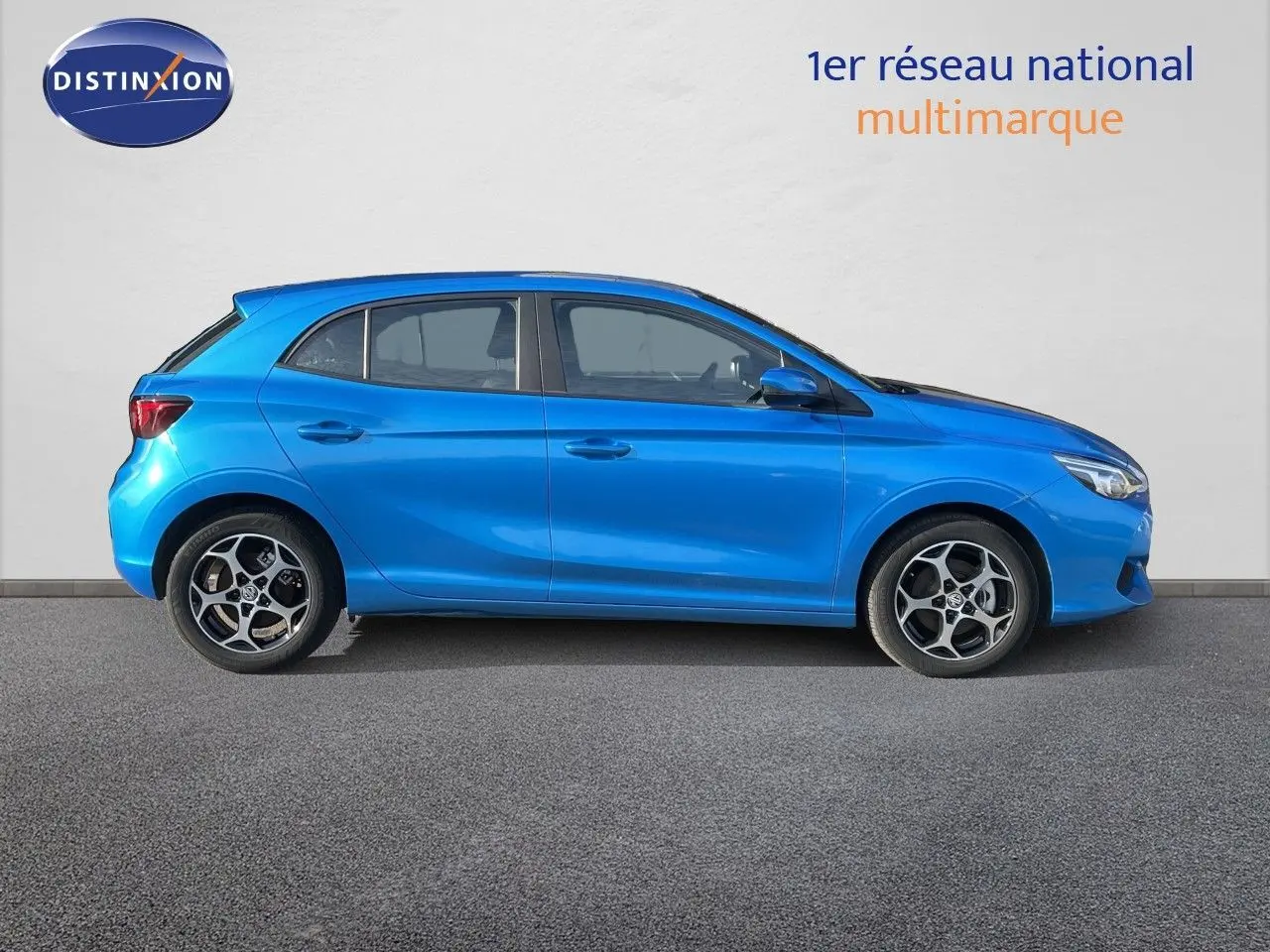 Vue latérale droite de la MG3 1.5L Hybrid+ 195ch en bleu Como Metal avec jantes alliage et lignes dynamiques visibles.