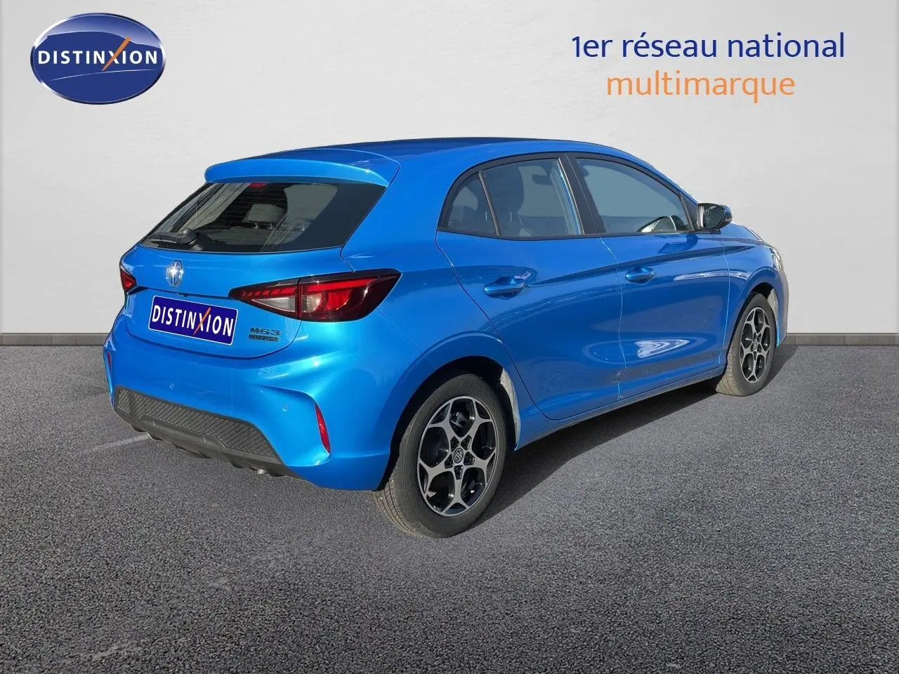 Vue 3/4 arrière droite d’une MG3 1.5L Hybrid+ 195ch en bleu Como Metal avec jantes alliage distinctives.