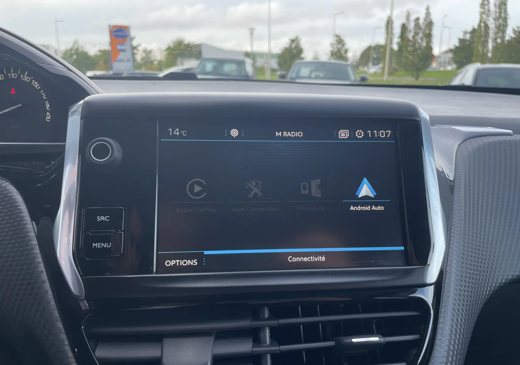 Écran tactile central de la Peugeot 2008 gris 2019 affichant les options Apple CarPlay et Android Auto, vue intérieure frontale.