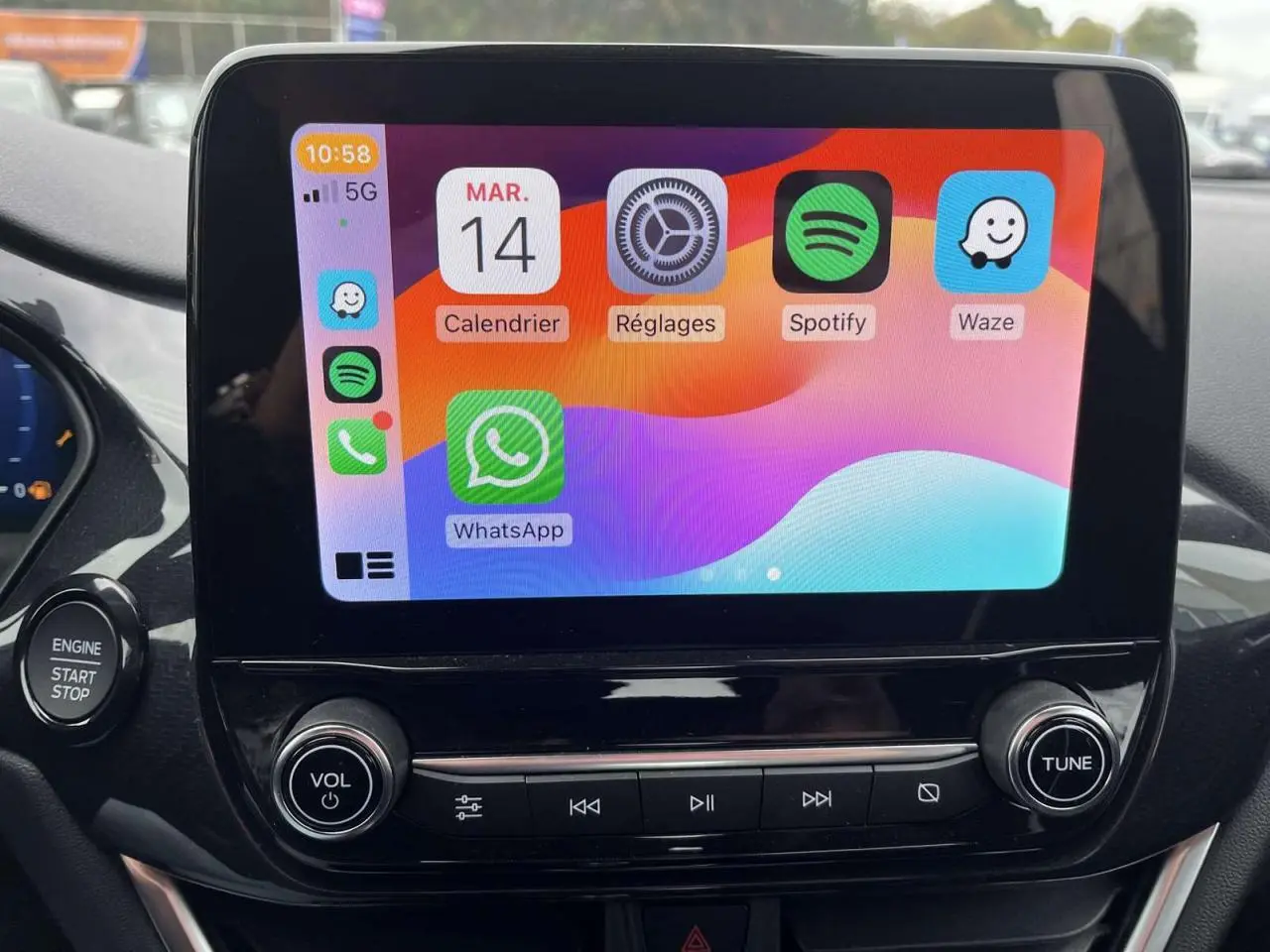 Écran tactile central du Ford Puma 1.0 EcoBoost 2023 affichant des applications connectées avec bouton démarrage à gauche.