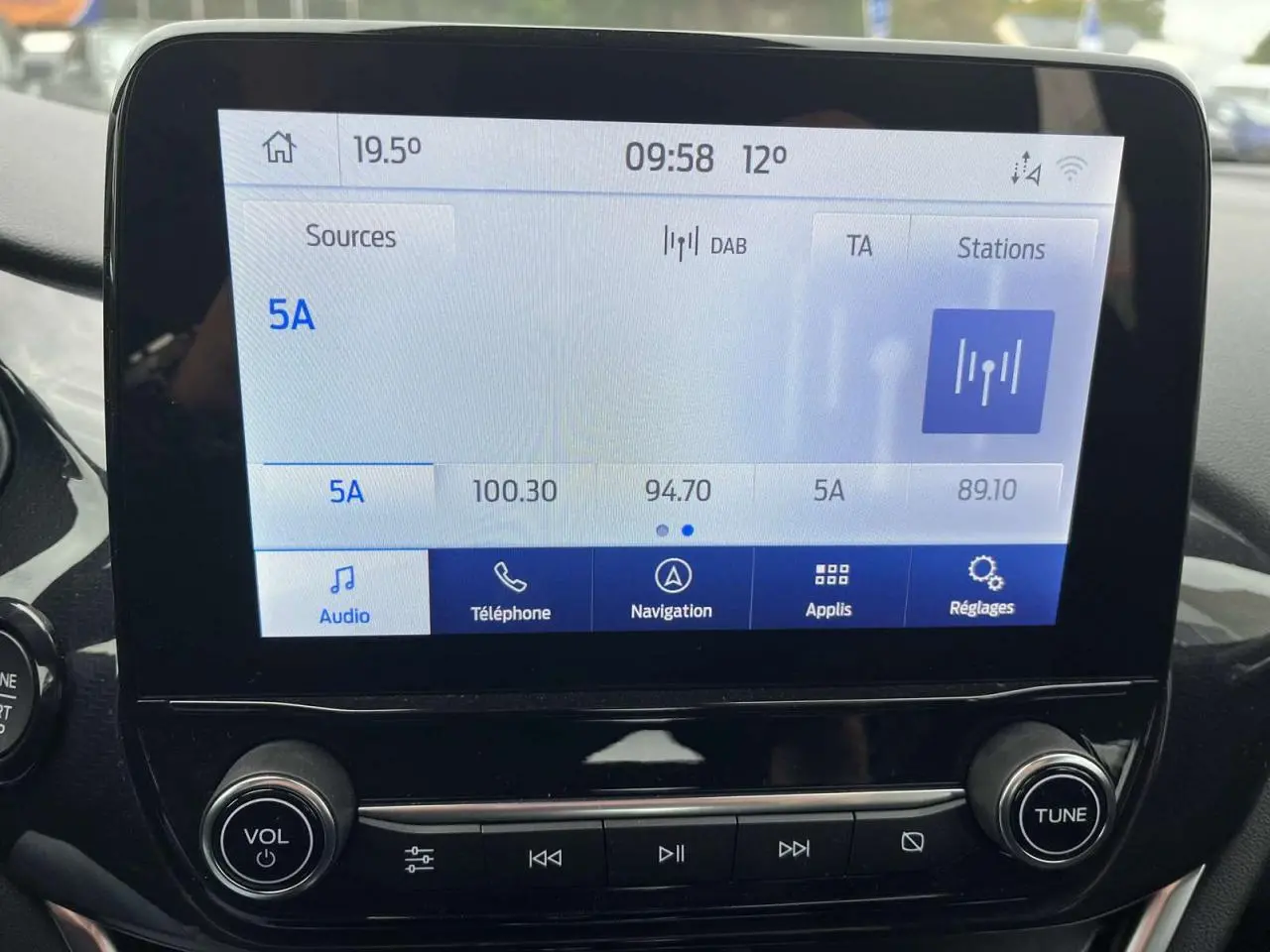 Écran tactile central du Ford Puma 2023 montrant l'interface audio avec commandes sous l'écran, intérieur noir.