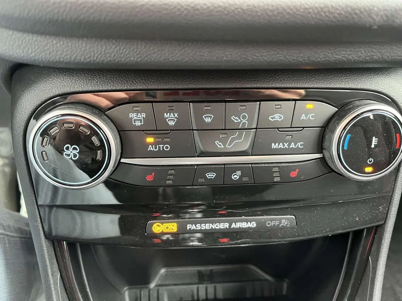 Panneau de commande de la climatisation automatique et sièges chauffants du Ford Puma 2023, finition ST Line.