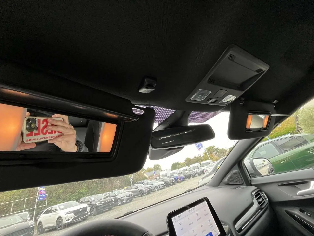 Vue intérieure du pare-soleil côté conducteur avec miroir éclairé et tableau de bord du Ford Puma 2023.