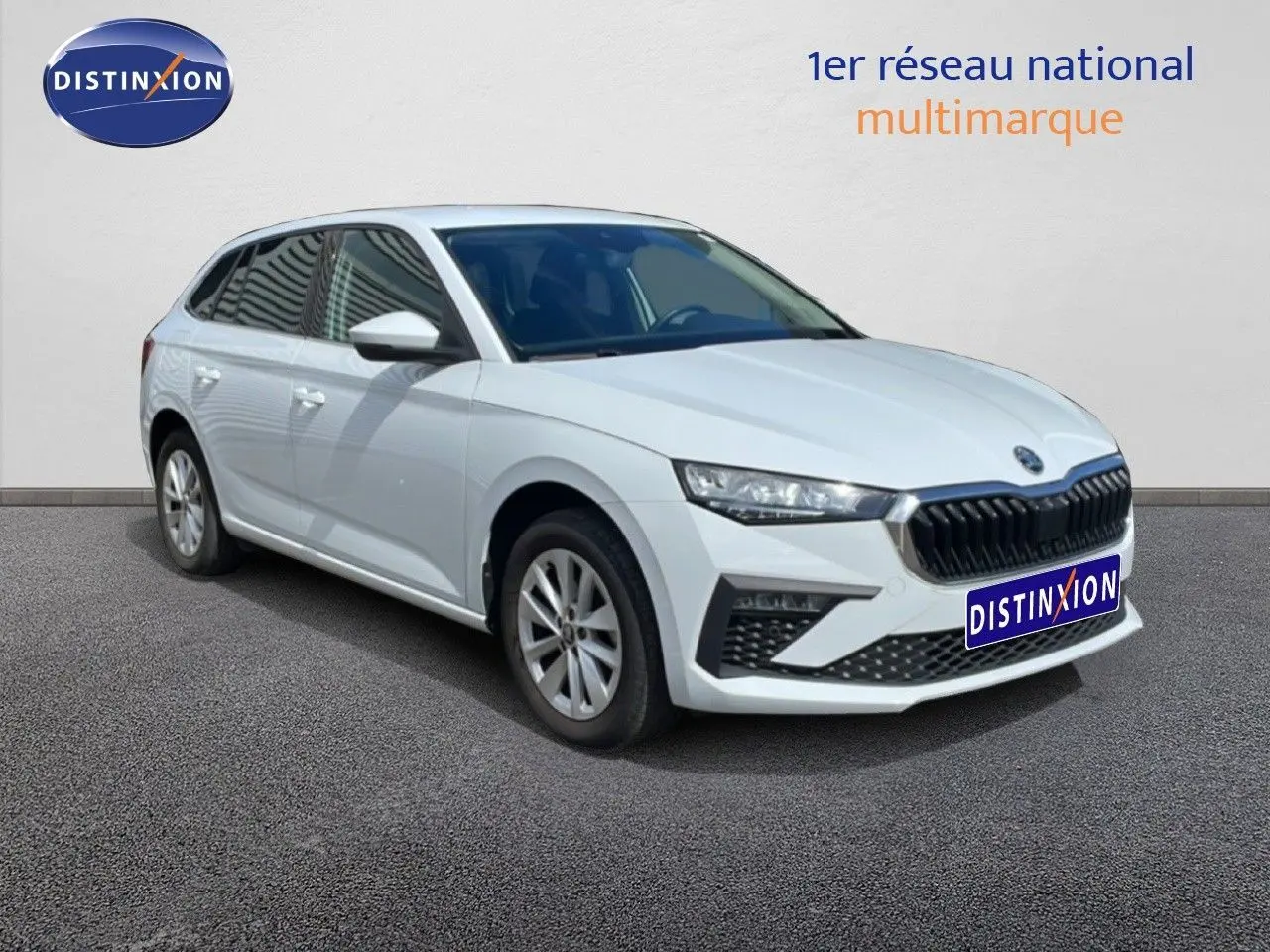 Skoda Scala blanc glacier vue 3/4 avant droit, avec calandre noire et jantes alliage 16 pouces.