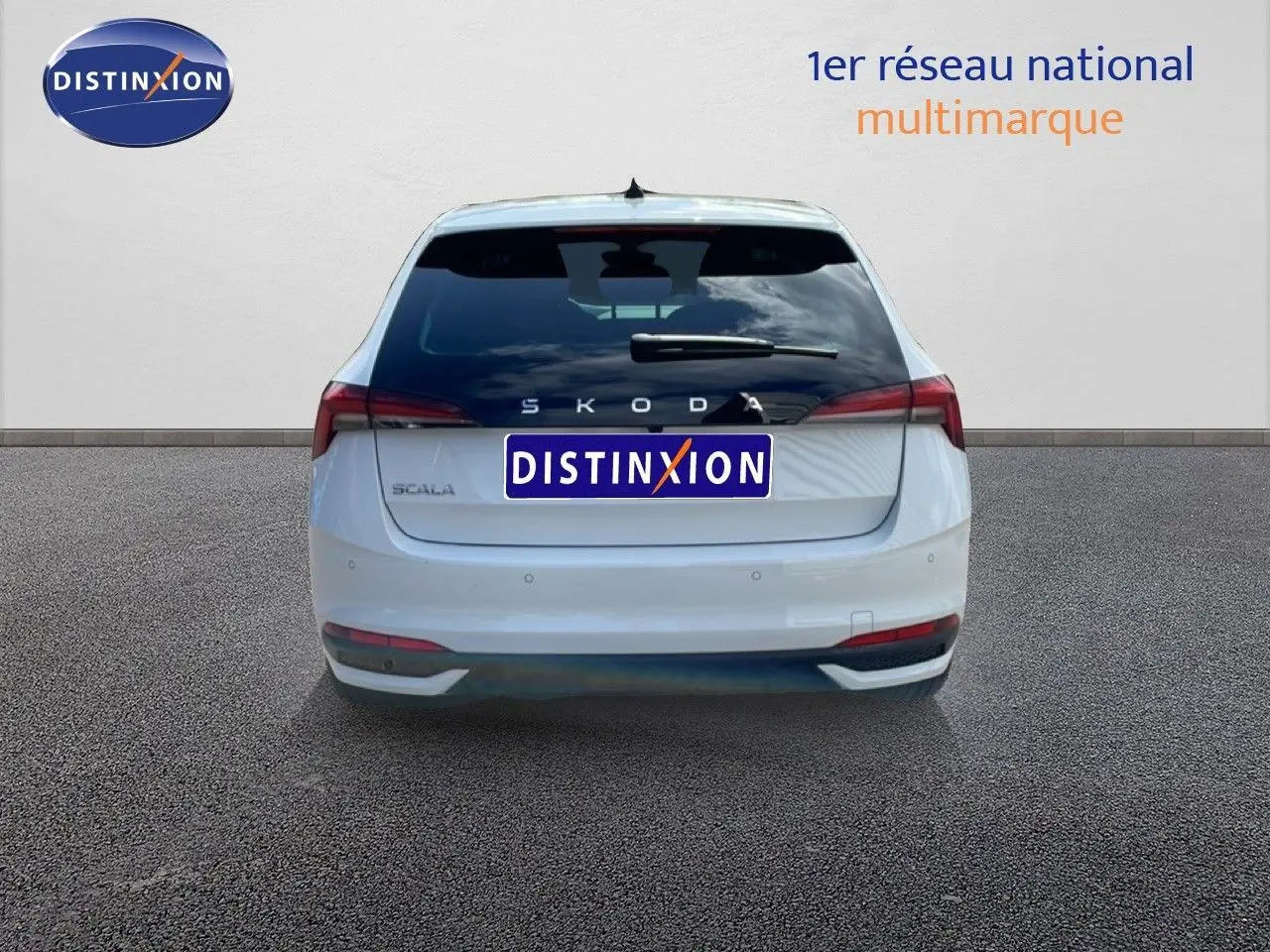 Vue arrière d'une Skoda Scala blanc glacier 2025 avec feux arrière LED et logo distinctif sur fond neutre.