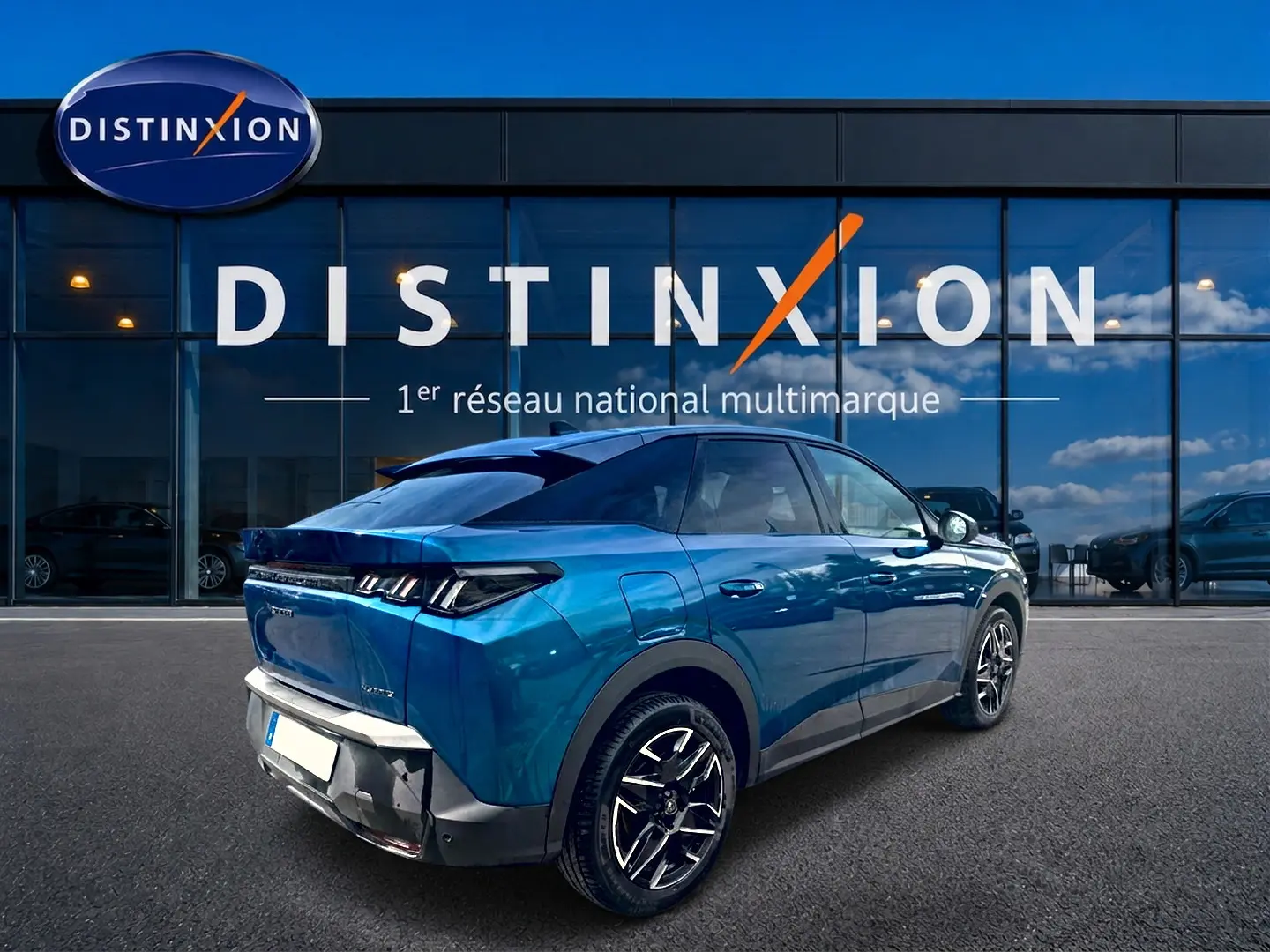 Vue 3/4 arrière droite du Peugeot 3008 bleu obsession, avec jantes alu et feux arrière LED distinctifs.