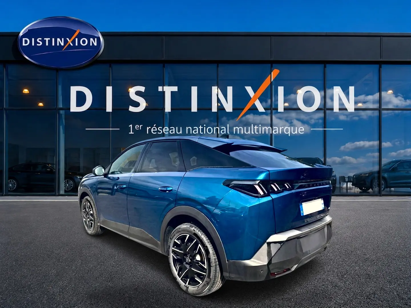 Vue 3/4 arrière droite d’un Peugeot 3008 bleu obsession avec jantes alu, becquet arrière et feux LED distinctifs.