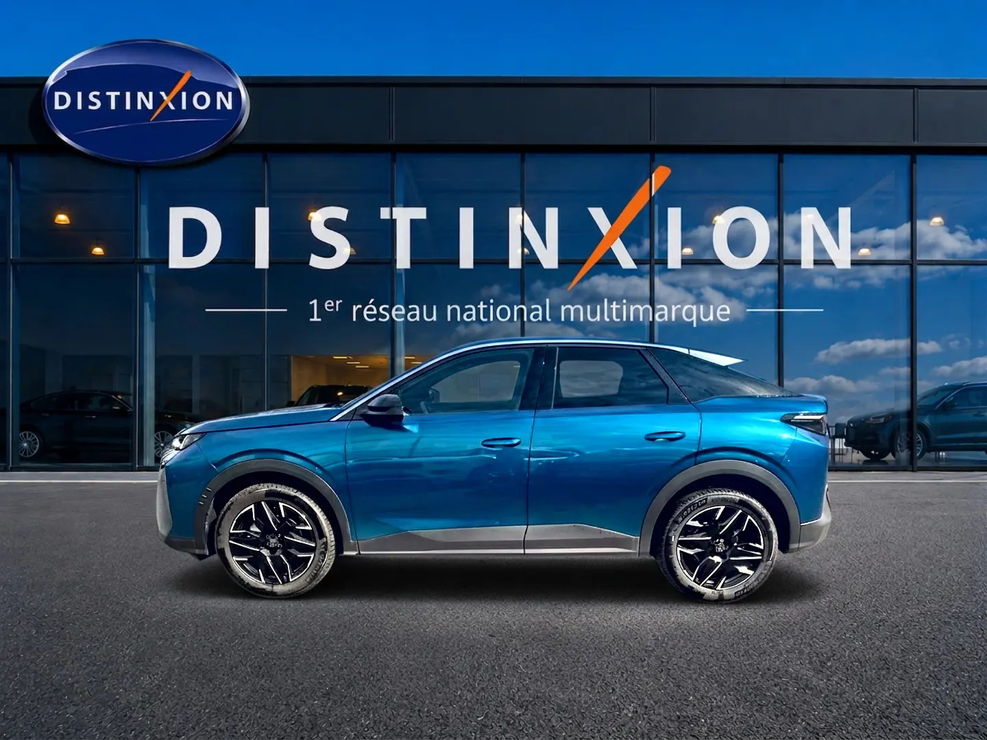 Peugeot 3008 1.2 hybrid 145 allure e-dcs6 bleu obsession en profil droit devant un showroom Distinxion.