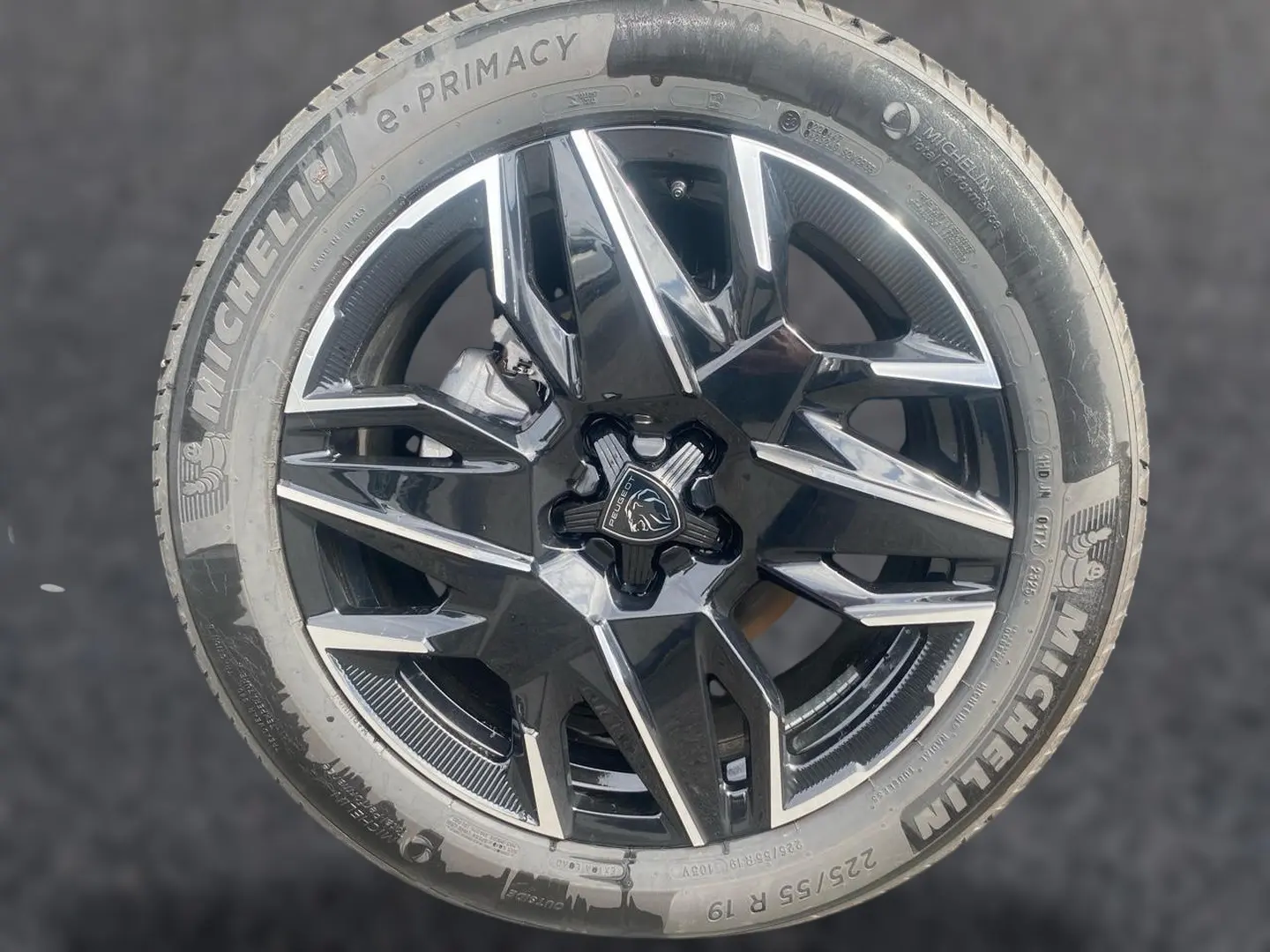 Gros plan sur la jante alu noire et argentée d’un Peugeot 3008 Bleu Obsession avec pneu Michelin.