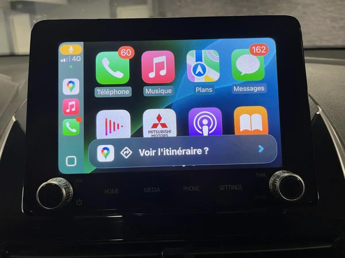 Écran tactile multimédia affichant Apple CarPlay dans l'habitacle du Mitsubishi Eclipse Cross 2022.