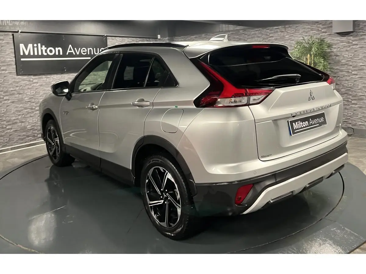 Vue 3/4 arrière droite du Mitsubishi Eclipse Cross gris métallisé avec jantes alliage bi-ton et toit noir.
