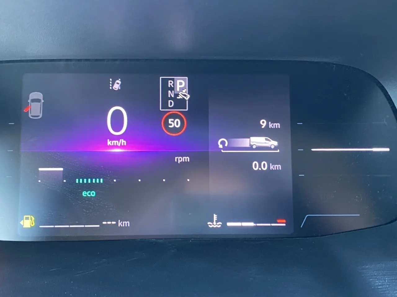 Tableau de bord digital du Renault Trafic Combi 2025 affichant la vitesse à 0 km/h et indicateurs de conduite.