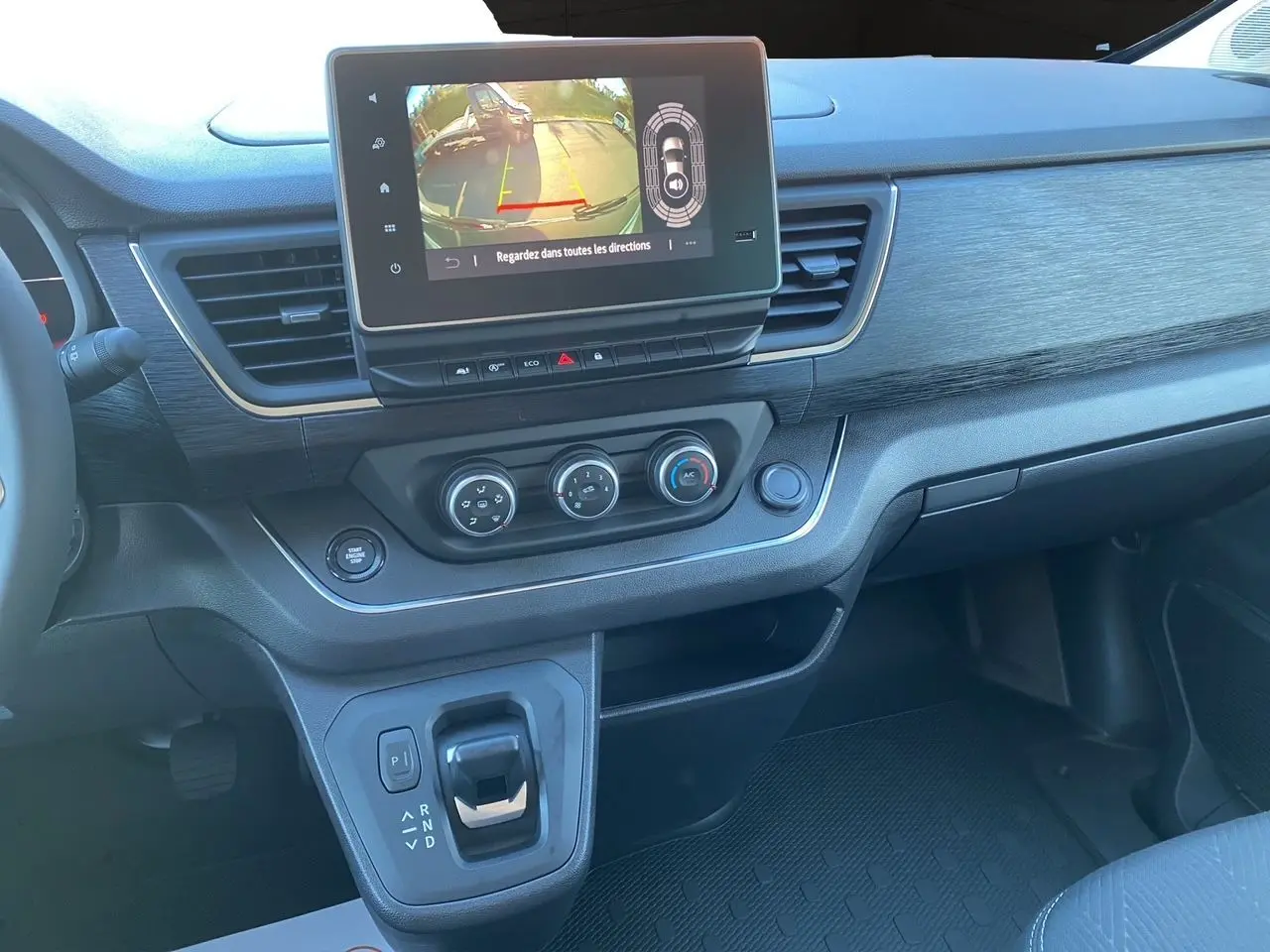 Tableau de bord et console centrale du Renault Trafic Combi 2025 avec écran tactile et commandes climatisation visibles