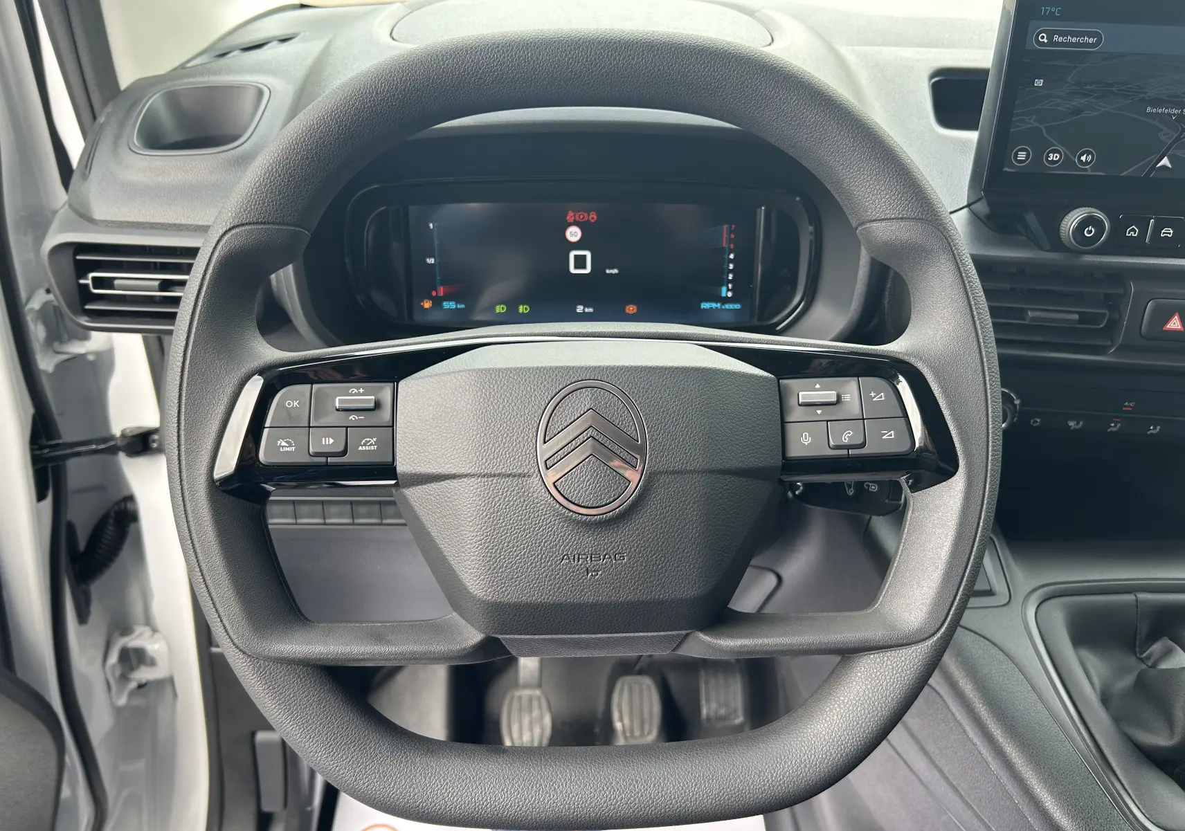 Vue frontale du volant noir du Citroën Berlingo Fourgon 2025 avec commandes intégrées et tableau de bord digital.