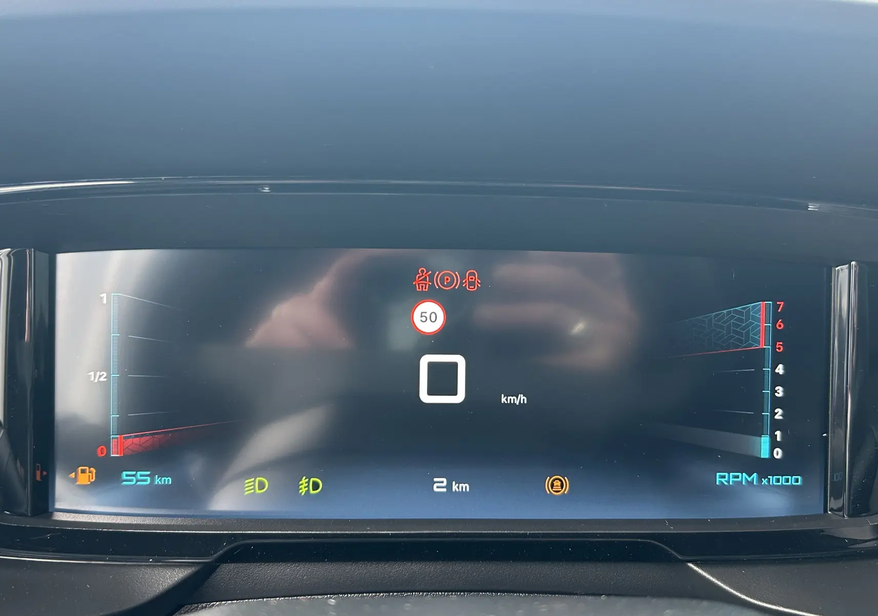 Affichage numérique du tableau de bord du Citroën Berlingo Fourgon blanc, montrant la vitesse à 0 km/h et jauges d'essence et de régime moteur.