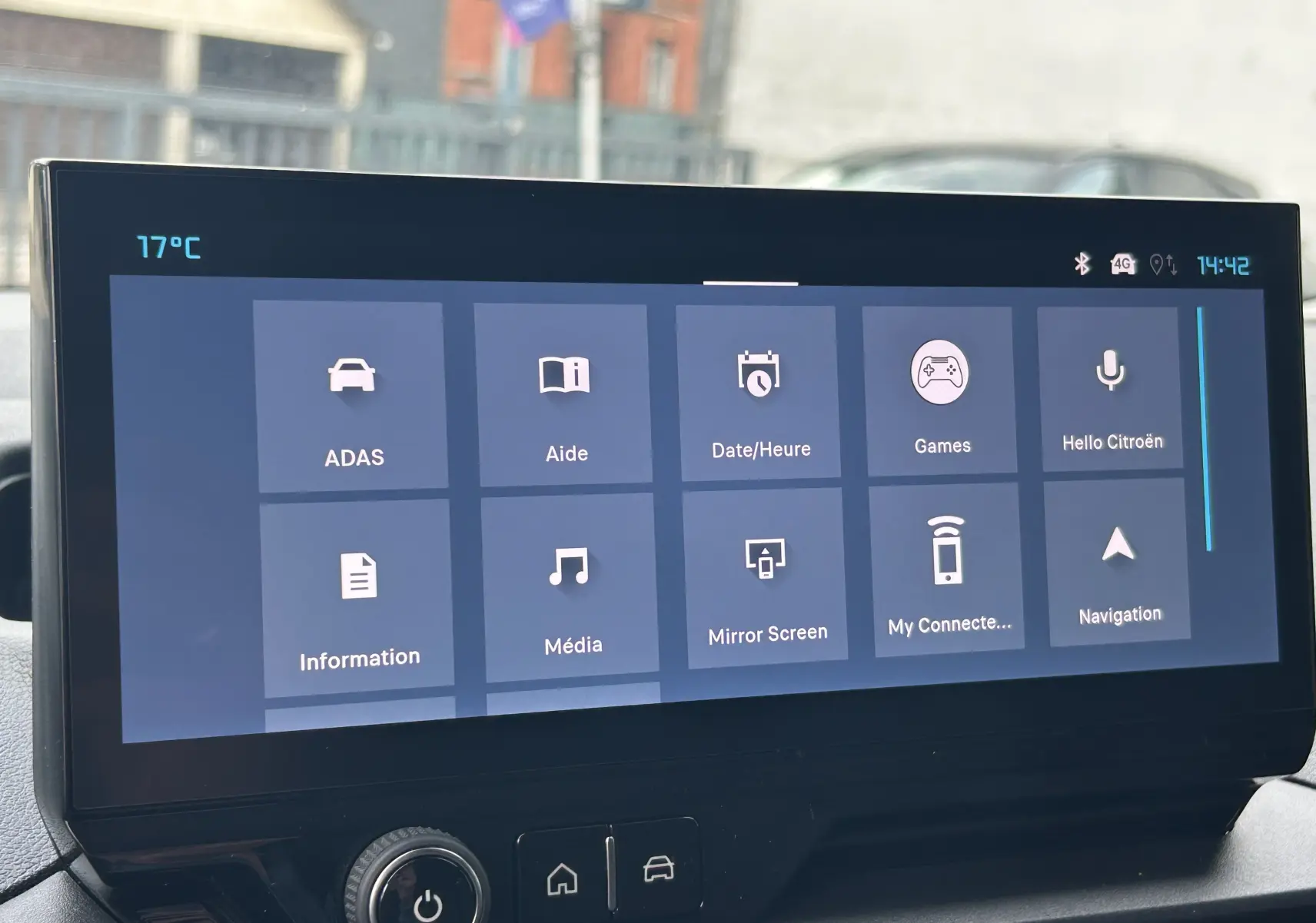 Écran tactile central du tableau de bord du Citroën Berlingo Fourgon 2025 affichant les options multimédia et assistance.