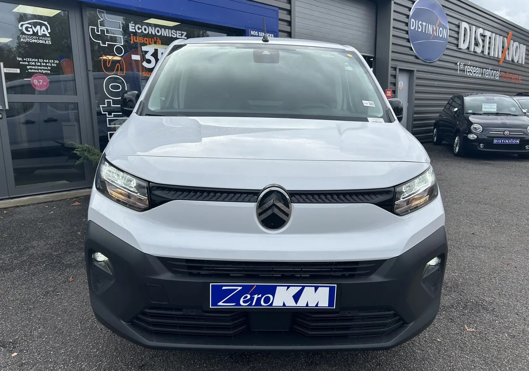 Vue frontale d'un Citroën Berlingo Fourgon blanc 2025 avec logo Citroën et plaque Zero KM visible.
