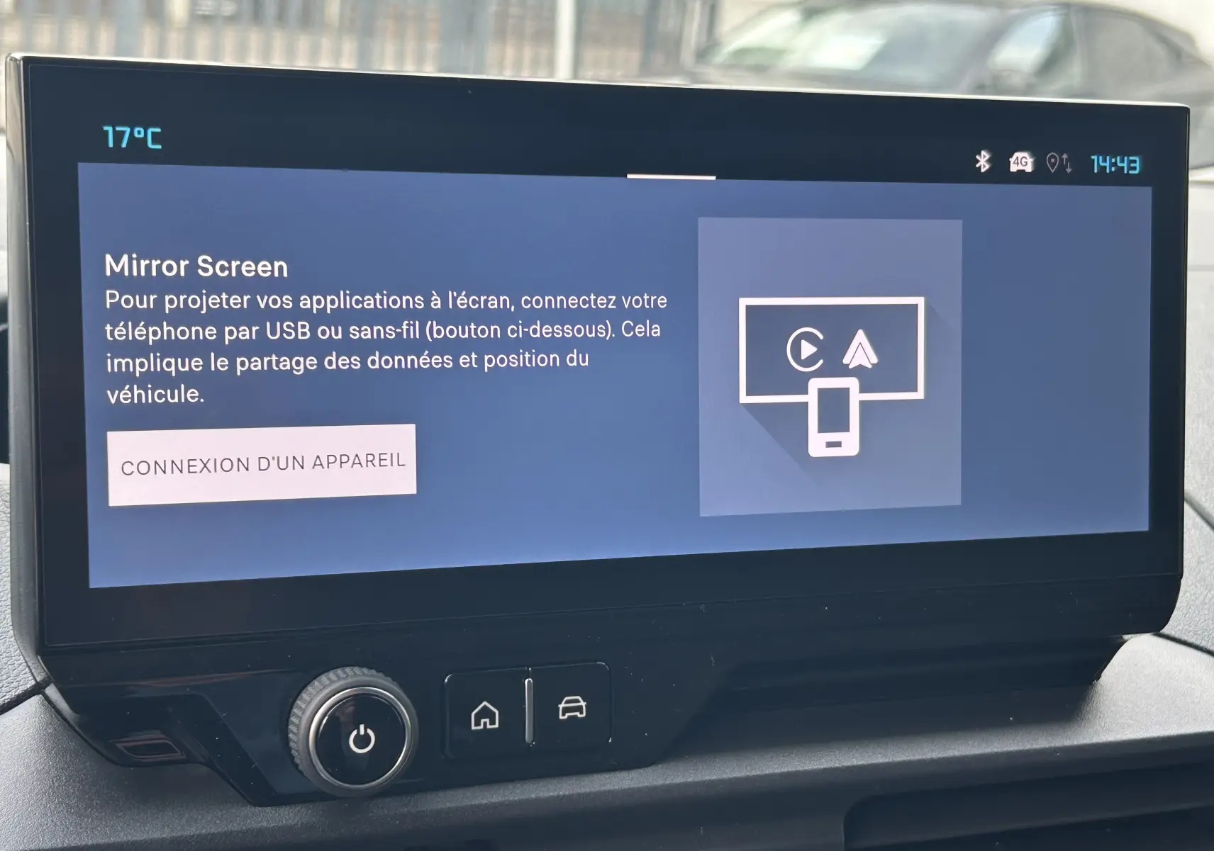 Écran tactile central du Citroën Berlingo Fourgon 2025 affichant l'interface Mirror Screen en intérieur noir.