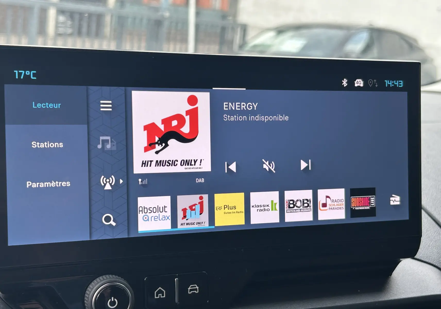 Écran tactile multimédia du Citroën Berlingo Fourgon 2025 affichant les stations radio numériques en intérieur.