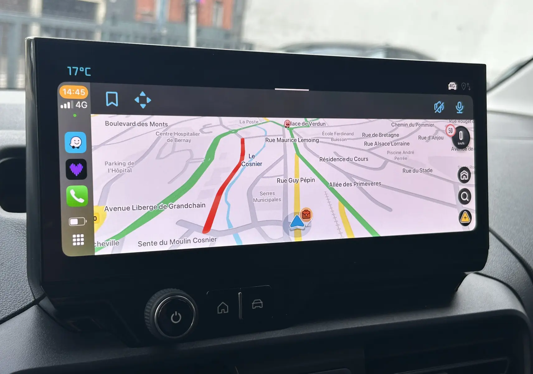 Écran tactile central du tableau de bord du Citroën Berlingo Fourgon 2025 affichant la navigation GPS en couleur.