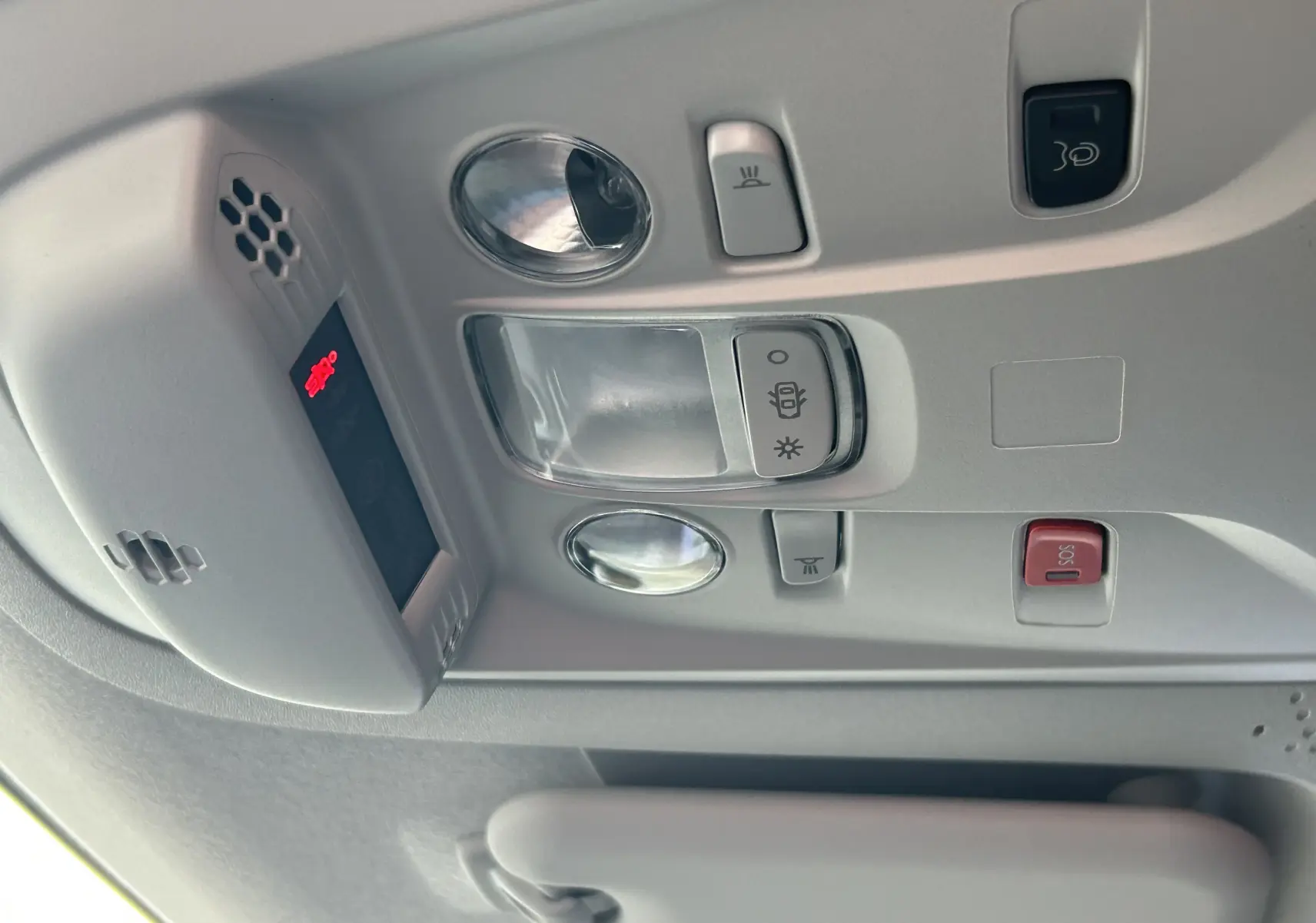 Plafonnier intérieur avec éclairages, boutons de commande et alerte SOS du Citroën Berlingo Fourgon blanc 2025.